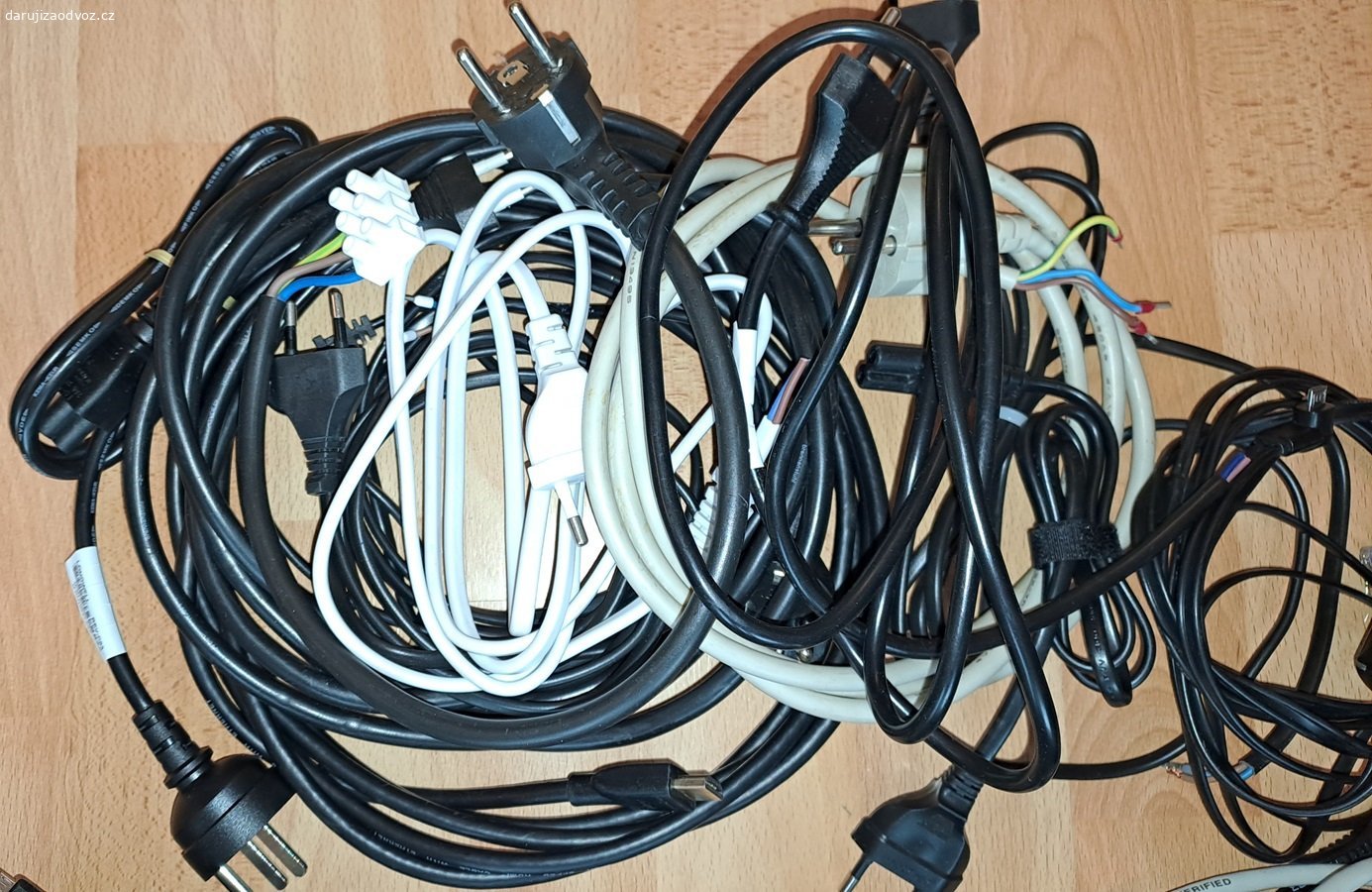 Taška různých kabelů. Daruji tašku různých kabelů - napájecích (220V), krátké Ethernet patch kabely, USB kabely.  Posím nežádejte o zaslání.