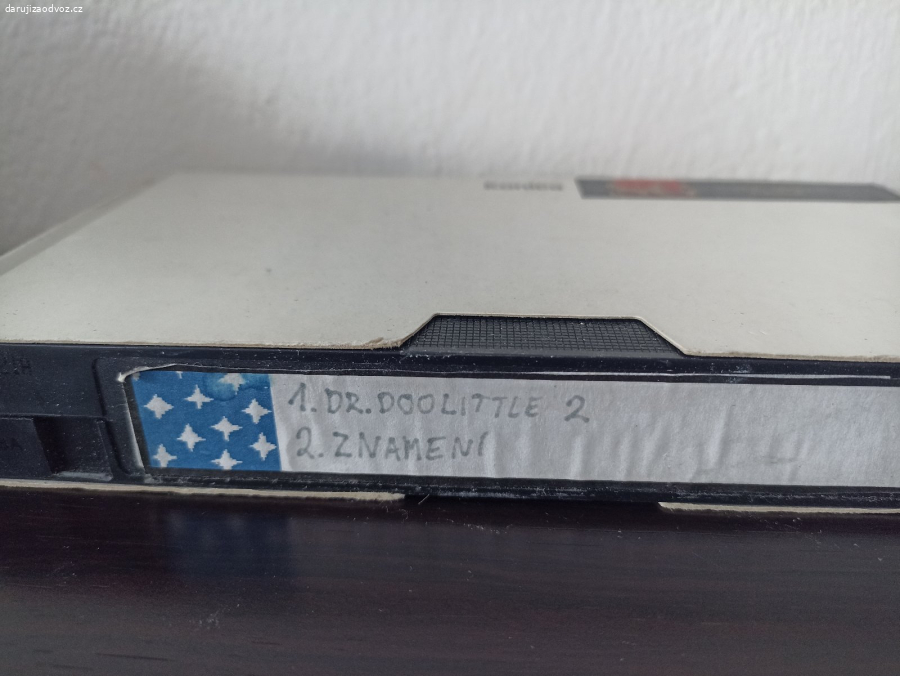 Taška VHS kazet s nejrůznějšími filmy