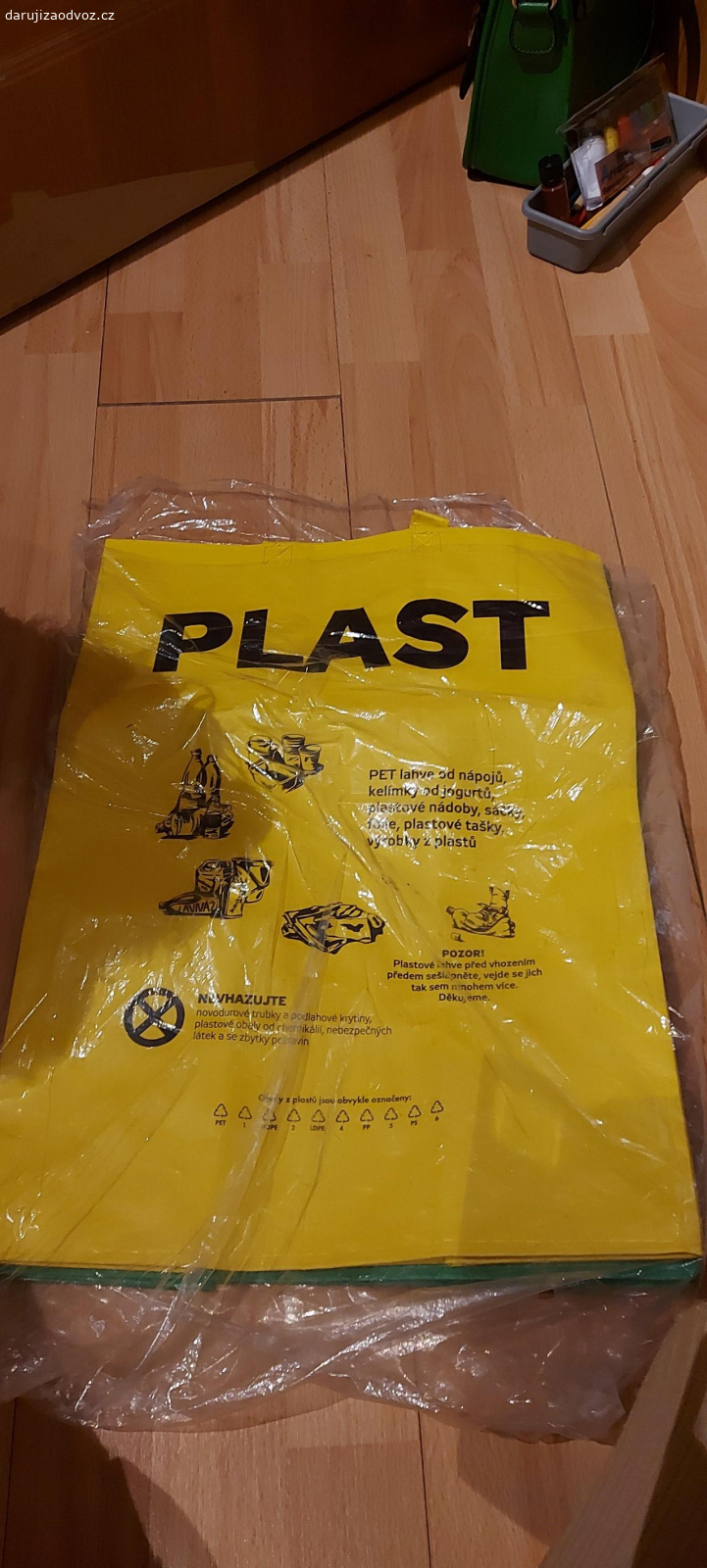 Tašky na tříděný odpad. Daruji tašky na třídění plastů a skla. Taška na papír není součástí daru, tu jedinou ze setu používám. Vyfocena pouze pro porovnání velikosti v rozloženém stavu. Nezasílám.