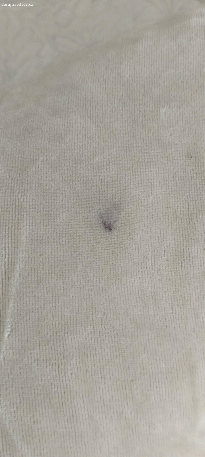 tehotensky a kojici polstar. má známky používania, pár fliacikov ale poťah sa dá vyprať, neskúšala som to.
