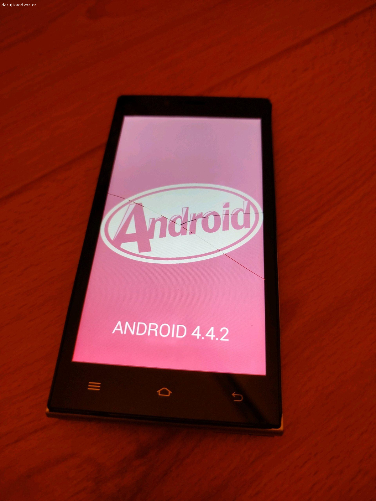 Telefon T-gate MB5012 Dualsim 4/512. Dobrý den, daruji Telefon T-gate MB5012 černý na ND. Telefon je plně funkční, ale má prasklou dotykovou vrstvu displeje. Ta nemá na nic vliv. Displej samotný je bez škrábanců, tělo bez oděrků a škrábanců. Telefon má starší, ale plně funkční Android KitKat 4.4.2. Má také 4GB úložiště a 512MB ram, spíše takový slabší kousek pro nenáročné uživatele. Displej má 5 palcový s rozlišením 854 x 480 px (FWVGA), technologie TFT.

Lze z něj stále psát SMS zprávy a volat. Vhodný jako záložní nebo na ND. Prodávám ho bez baterie, testoval jsem s univerzální baterií.

Cena: Zdarma (případně dopravné)

Možnost zaslání nebo osobního odběru, raději preferuji zaslání z důvodu špatných zkušeností.