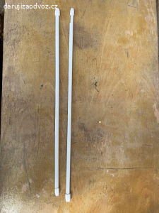 Teleskopické tyčky na záclony.