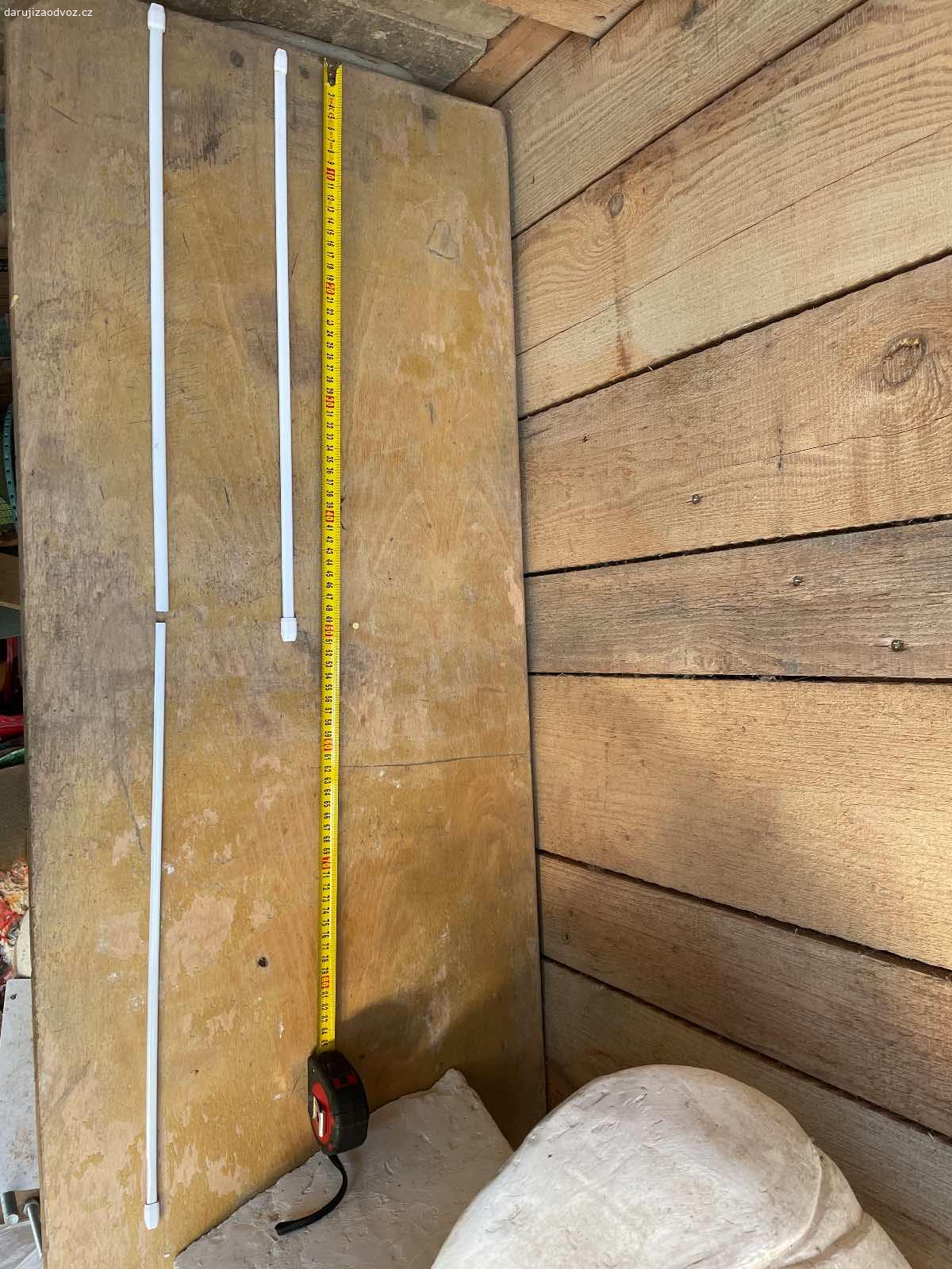 Teleskopické tyčky na záclony.. Rozměry viz foto. Daruji za odvoz.