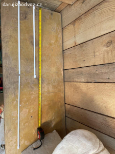 Teleskopické tyčky na záclony.