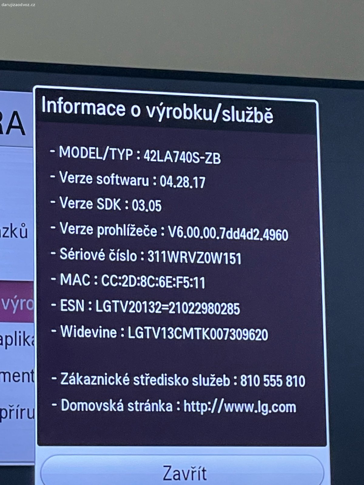 Televize LG - 42LA740S-ZB. Daruji za odvoz funkční televizi LG 42LA740S-ZB.

Televize je plně funkční. Jediná vada na kráse jsou vadné pixely v pravé horní části, viz fotka s rozsvícenou obrazovkou. Jedná se o probliknutí vždy ve 3 vteřinových intervalech (3 vteřiny šmouha a 3 vteřiny normální obrazovka). Abych řekl pravdu dá se na to po chvíli zvyknout.

Televize má moc hezké barvy a po připojení externího zdroje obrazu (set-top box, Apple TV, Chromecast) se dá v pohodě používat.

Úhlopříčka 42” (106 cm), Full HD rozlišení 1920×1080, Smart TV, Wi-Fi, 3D, 3× HDMI, 3× USB, DVB-T/C/S2 tuner. Stáří cca od roku 2016. Bez záruky. 

Odvoz vlastní. Adresu upřesním, ale jedná se o České Budějovice.