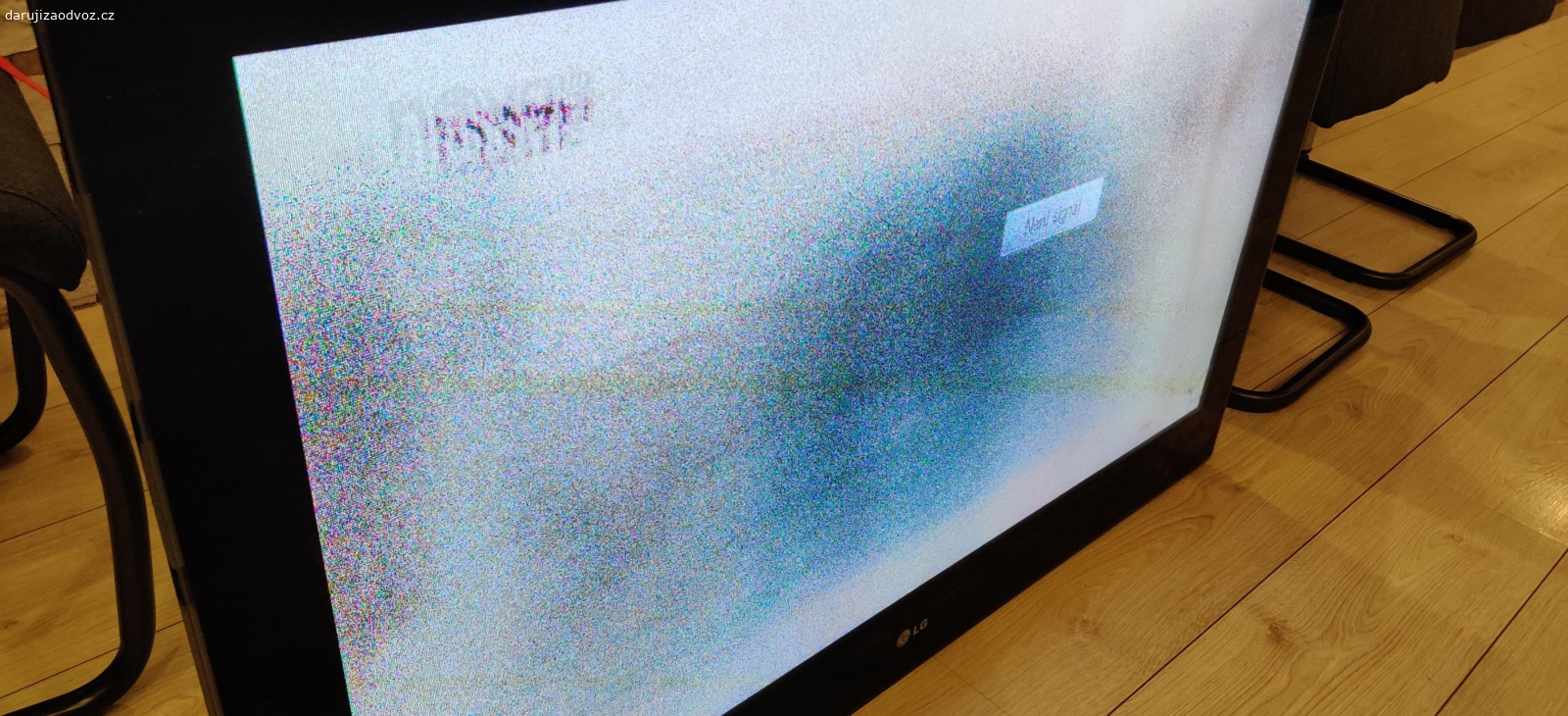 Televize LG. Televize jde zapnout ale je něco s obrazem. Obraz je zrnitý. Šikovný elektro technik by si stím určitě poradil. Případně vhodné na součastky. Štítek televize v galerii.