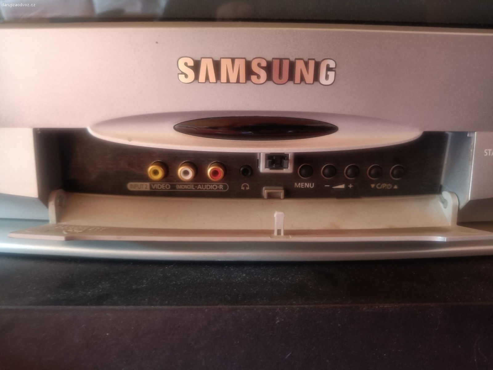 Televize Samsung +ovladač. Je stará ale funguje, s ovladačem, detaily viz foto. Předání Kladruby u Strakonic.