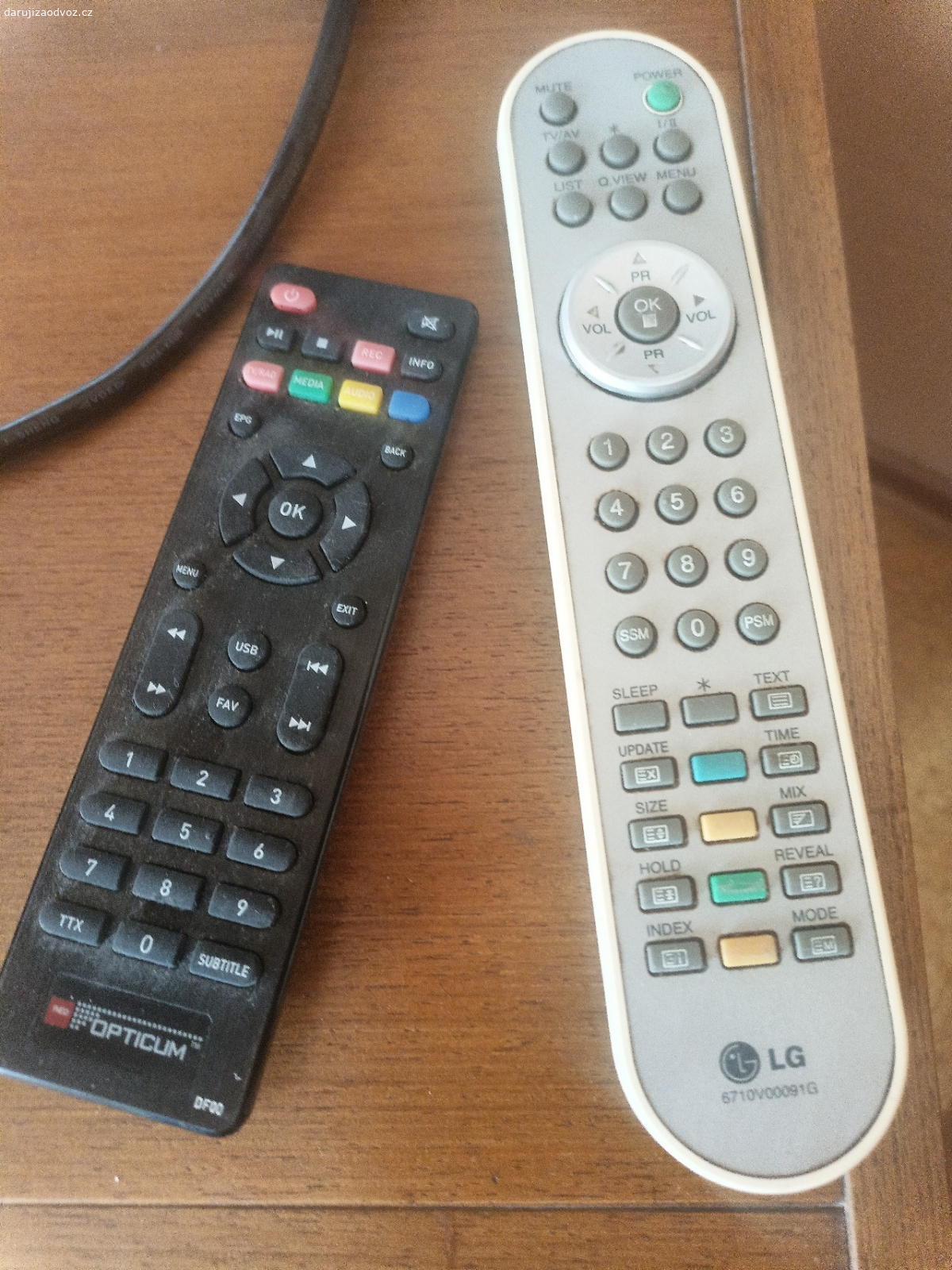 Televize + set top box. 59(š) x 42(v) x 8(hloubka)