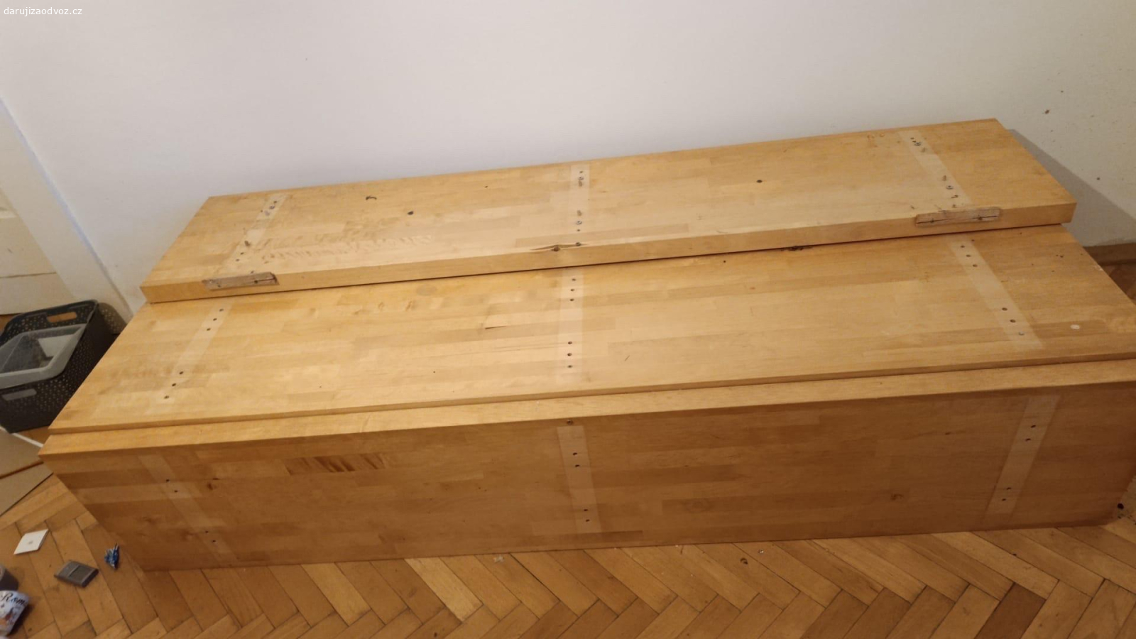 “televizní stěna” na ztopení. Na ztopení. Přítel sestavil provizorní stěnu pod televizi ze skříně, třeba někdo využije dřevo. Není nalakované, pokud budete mít zájem můžeme rozmontovat a připravit na odvoz.