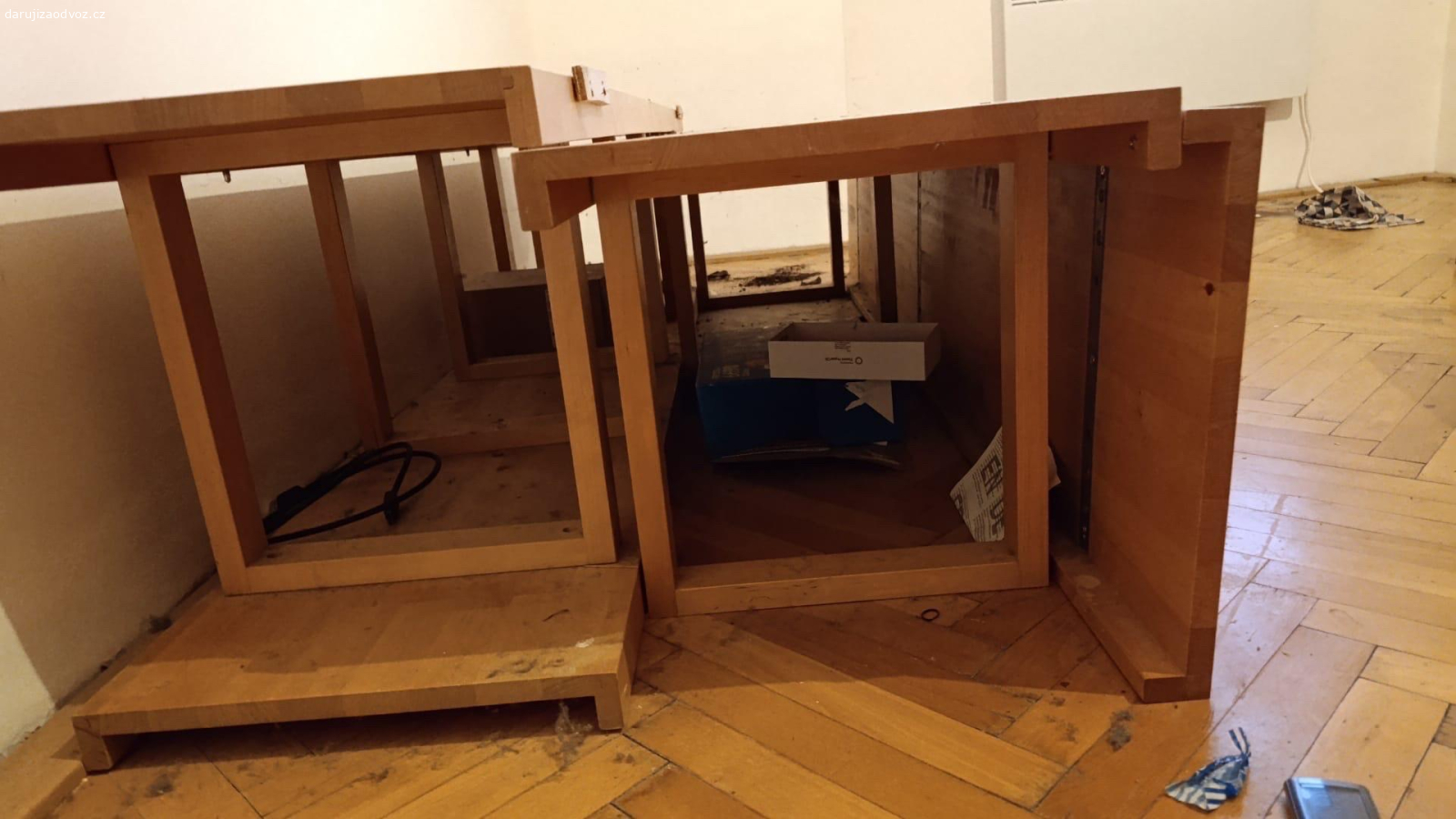 “televizní stěna” na ztopení. Na ztopení. Přítel sestavil provizorní stěnu pod televizi ze skříně, třeba někdo využije dřevo. Není nalakované, pokud budete mít zájem můžeme rozmontovat a připravit na odvoz.