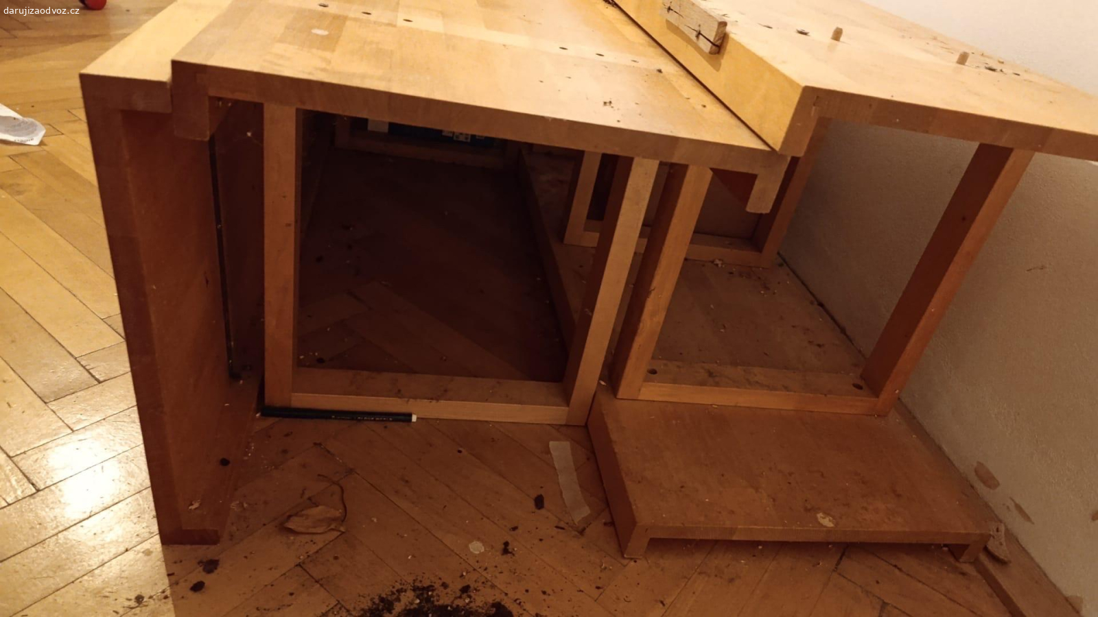 “televizní stěna” na ztopení. Na ztopení. Přítel sestavil provizorní stěnu pod televizi ze skříně, třeba někdo využije dřevo. Není nalakované, pokud budete mít zájem můžeme rozmontovat a připravit na odvoz.