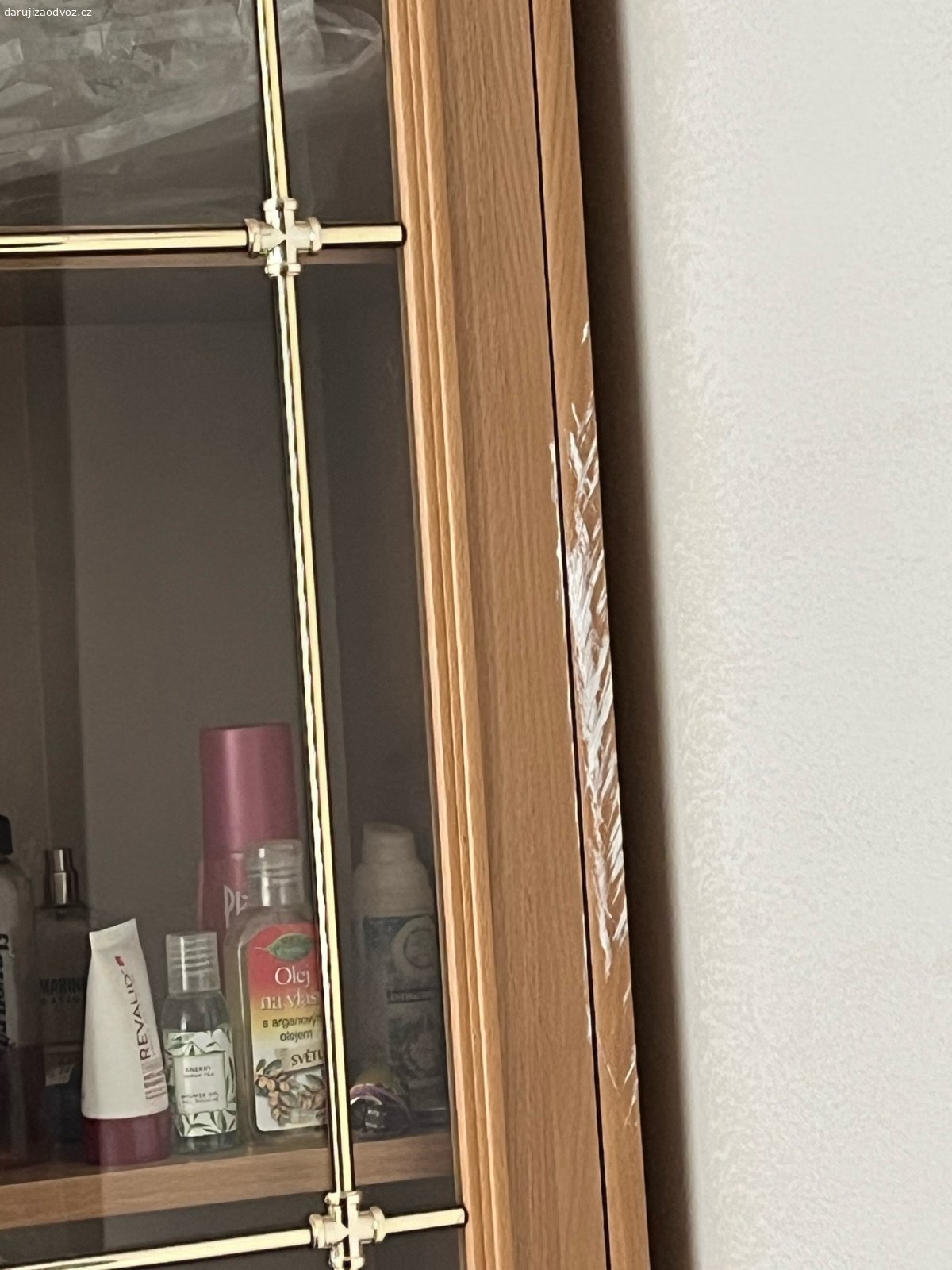 Televizní stěna. Daruji za odvoz televizní stěnu z důvodu koupy nové, nese známky běžného používání, ale někomu ještě určitě poslouží, je ze stran trochu špinavá od barvy, nezkoušela jsem umývat.