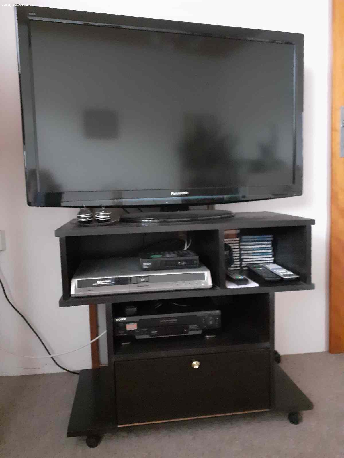 Televizní stolek. Nabízím zachovalý,nepoškozený televizní stolek na kolečkách.Barva černá.Šířka 80cm, výška 70cm, hloubka 40cm.V dobrém stavu.