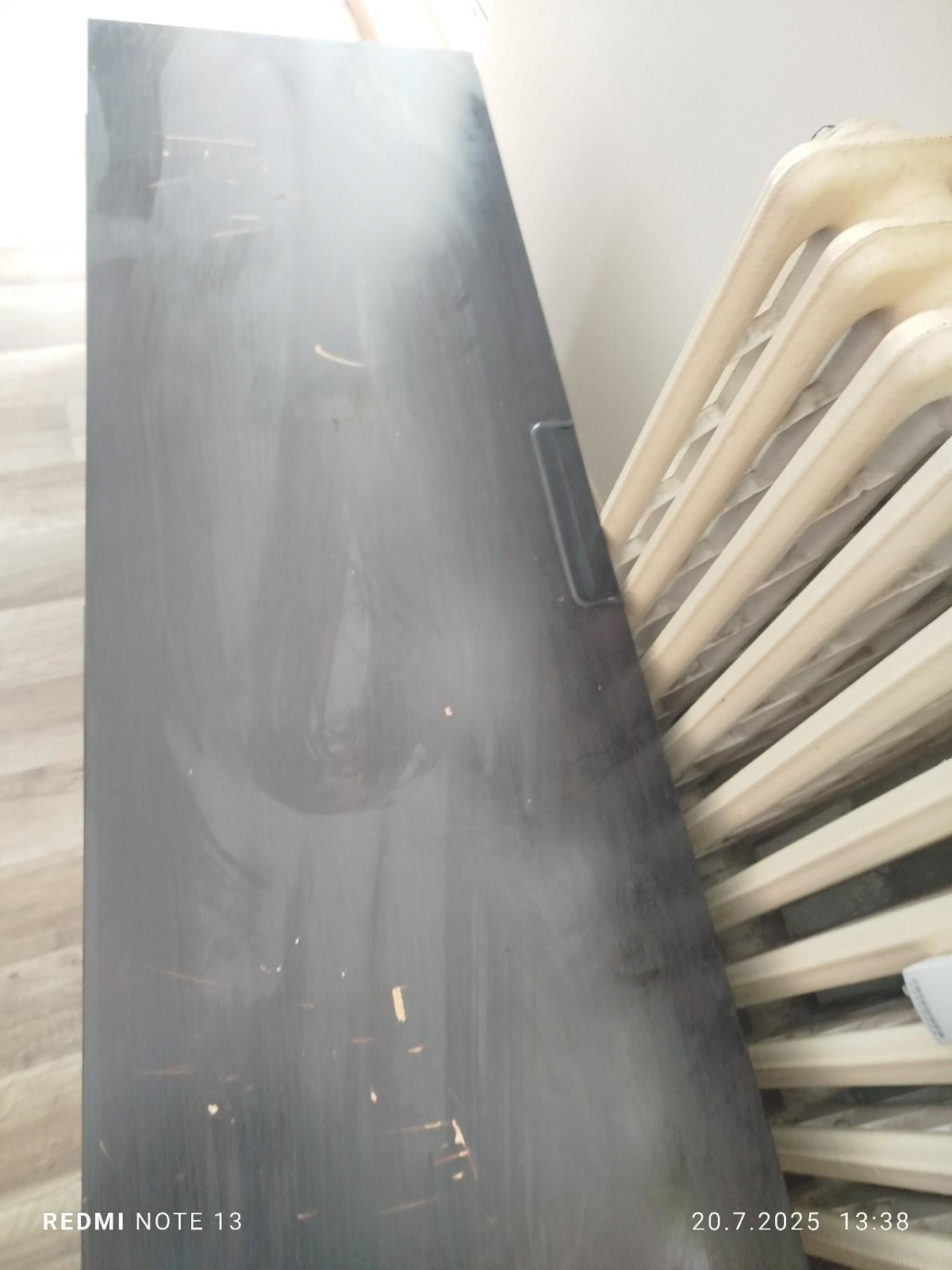 Televizní stolek. Daruji černý televizní stolek IKEA. Je poškrábaný od posouvání televize. Šmouhy jsou jen od otřením vodou a špatným světlem. Jinak plně funkční.
Nutno odnést z druhého patra bez výtahu.