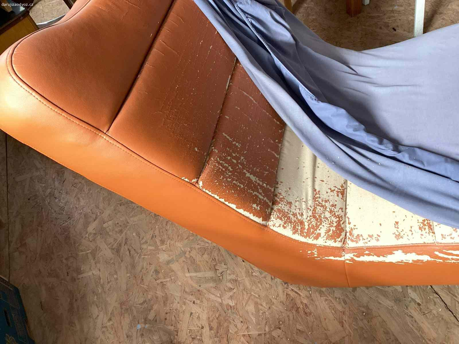 terapeutická pohovka za odvoz. Věnuji terapeutickou pohovku za odvoz s vlastním odnosem (Krnov, jedno patro točité úzké schody). 
Původní koženka se již loupe, použitelné jen s potahem (aktuálně natažené elastické prostěradlo, věnuji také). 
Výška 90 cm, šířka 85 cm a délka 170 cm.