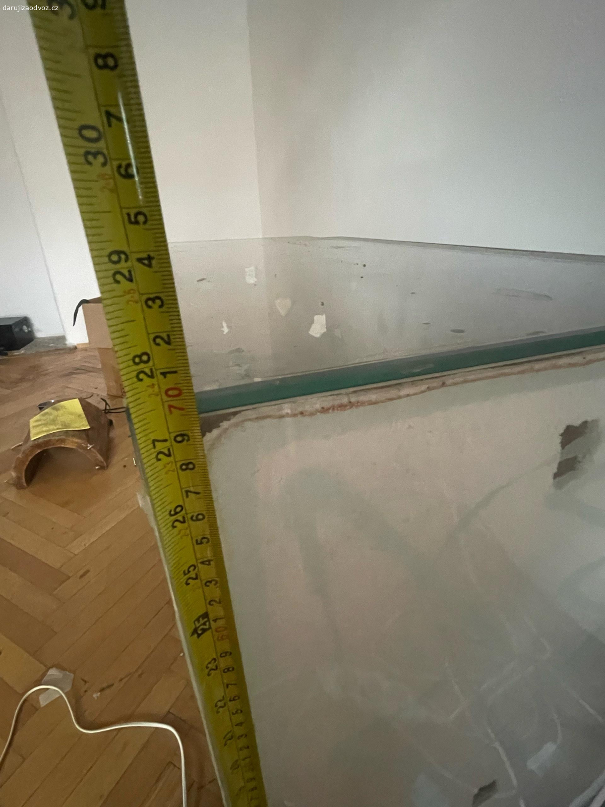 Terárium 100x50x70cm. Terárium. Měla jsem pro hada, kupuji nové. Dole prasklina, ale není to ostré. Mám pod tím desku kvůli přenášení, aby drželo. Třeba ještě někomu poslouží. Pres odvezením vyčistím
