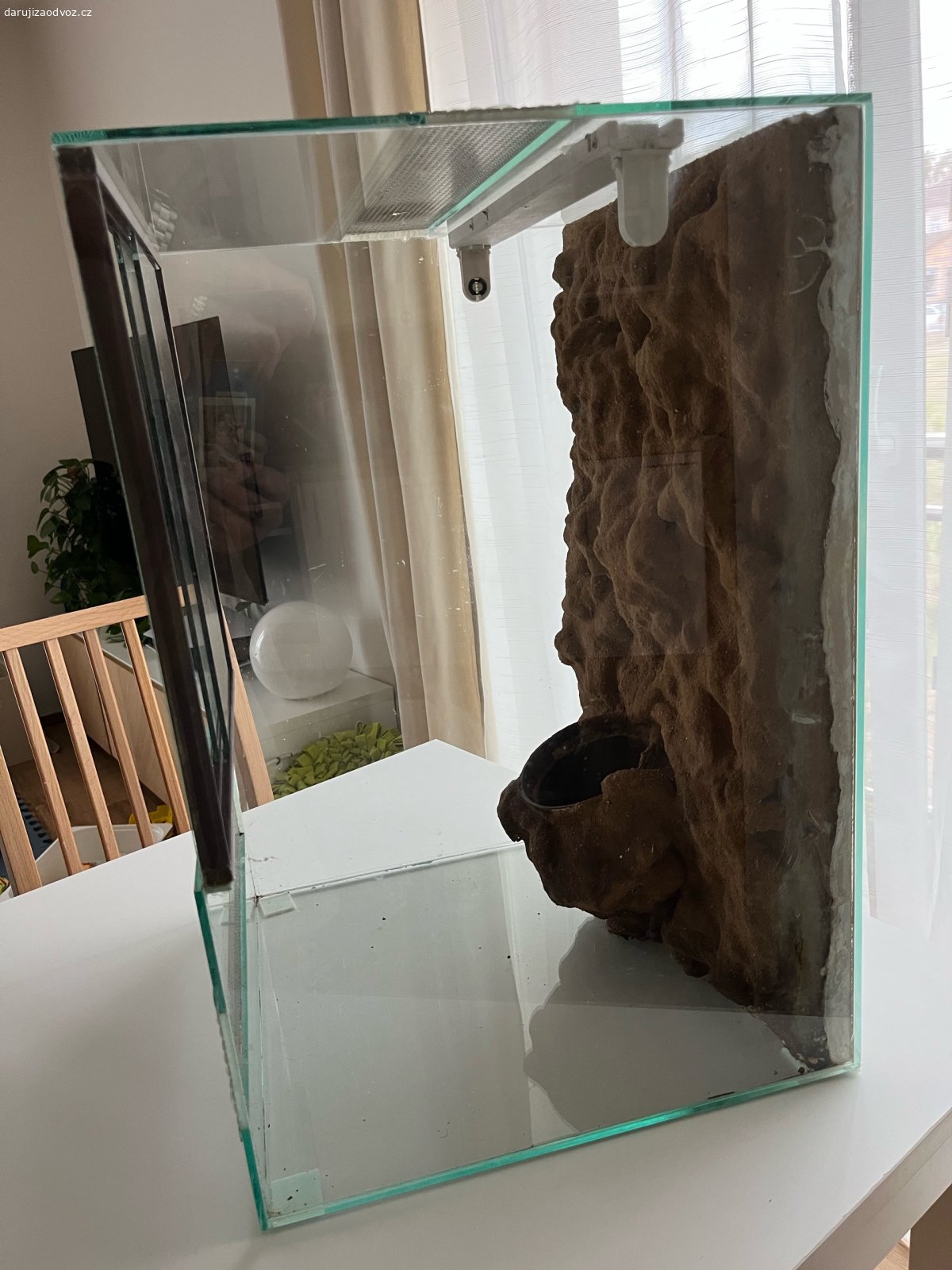 Terarium 40 x 40 x 60cm. Daruji za odvoz terarium orientované na výšku o rozměrech 40 x 40 x 60cm. Funkční, jen by chtělo opravit okrasné pozadí, které má již pár dírek, kam se schovává krmný hmyz. V horní části díra o průměru 1,3cm pro nainstalování žárovky.