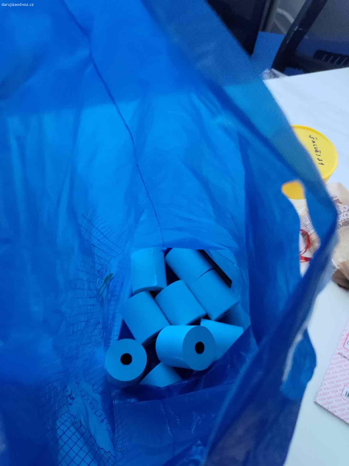 termo roličky do tiskárny + papír do žehličky. daruji termo roličky do tiskárny + propisovací papír do žehličky platebních karet