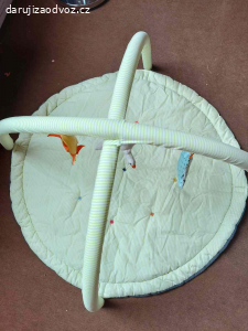 Textilní hrací podložka s hrazdičkou