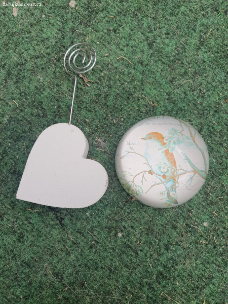 těžítko a stojan na papírky