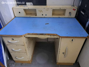 Těžký starý celokovový stůl