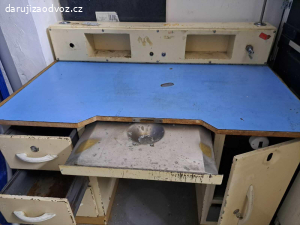 Těžký starý celokovový stůl