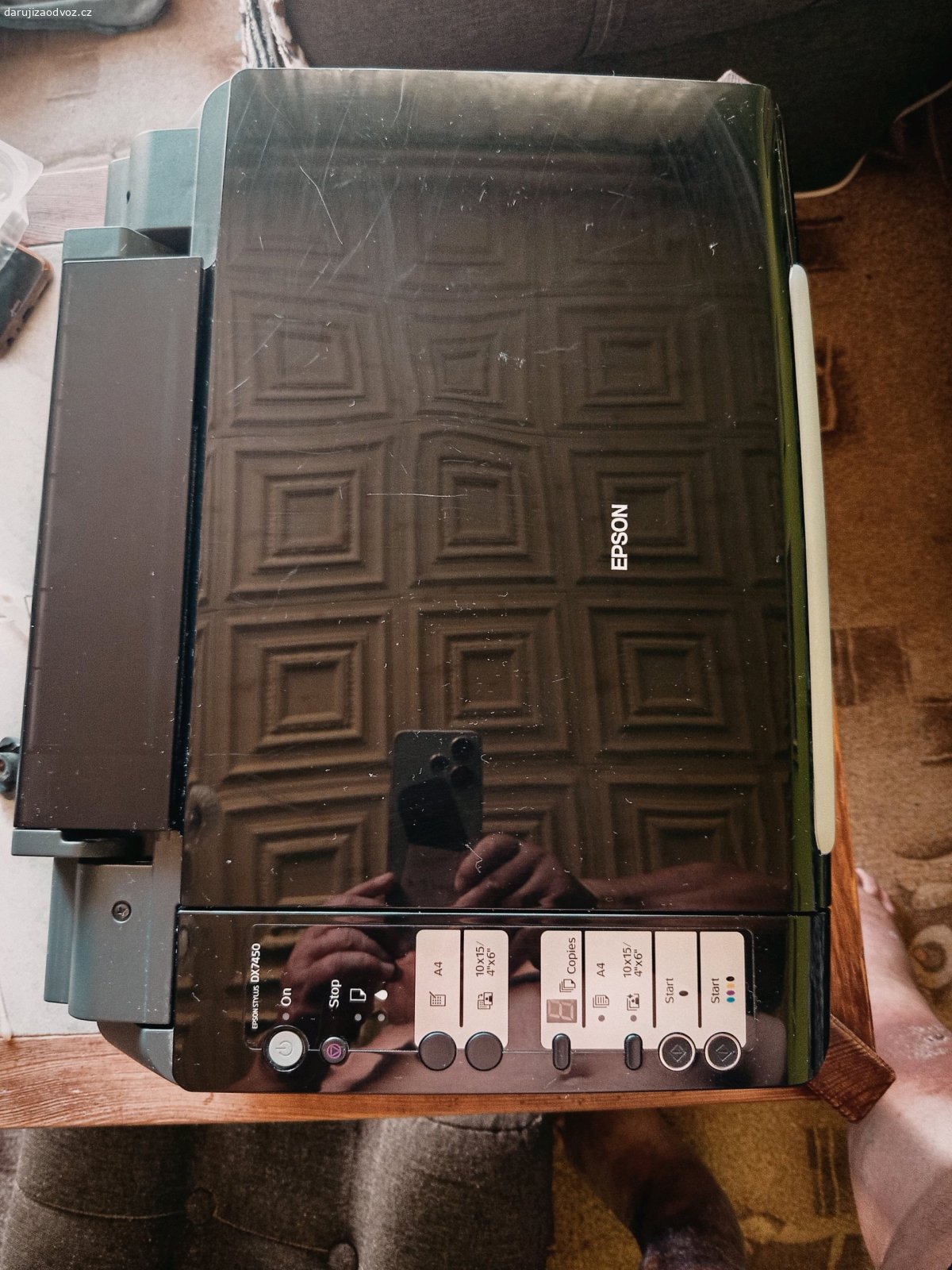 tiskárna Epson  za odvoz. Daruji  multifunkční inkoustovou tiskárnu Epson stylus 7450. Barevný tisk, kopírka, možnost tisknout foto. Tiskárna dlouho nepoužívaná, , tudíž budou zaschlé barvy. Chybí kabely. Někdo šikovný to zprovozní, nebo na náhradní díly.