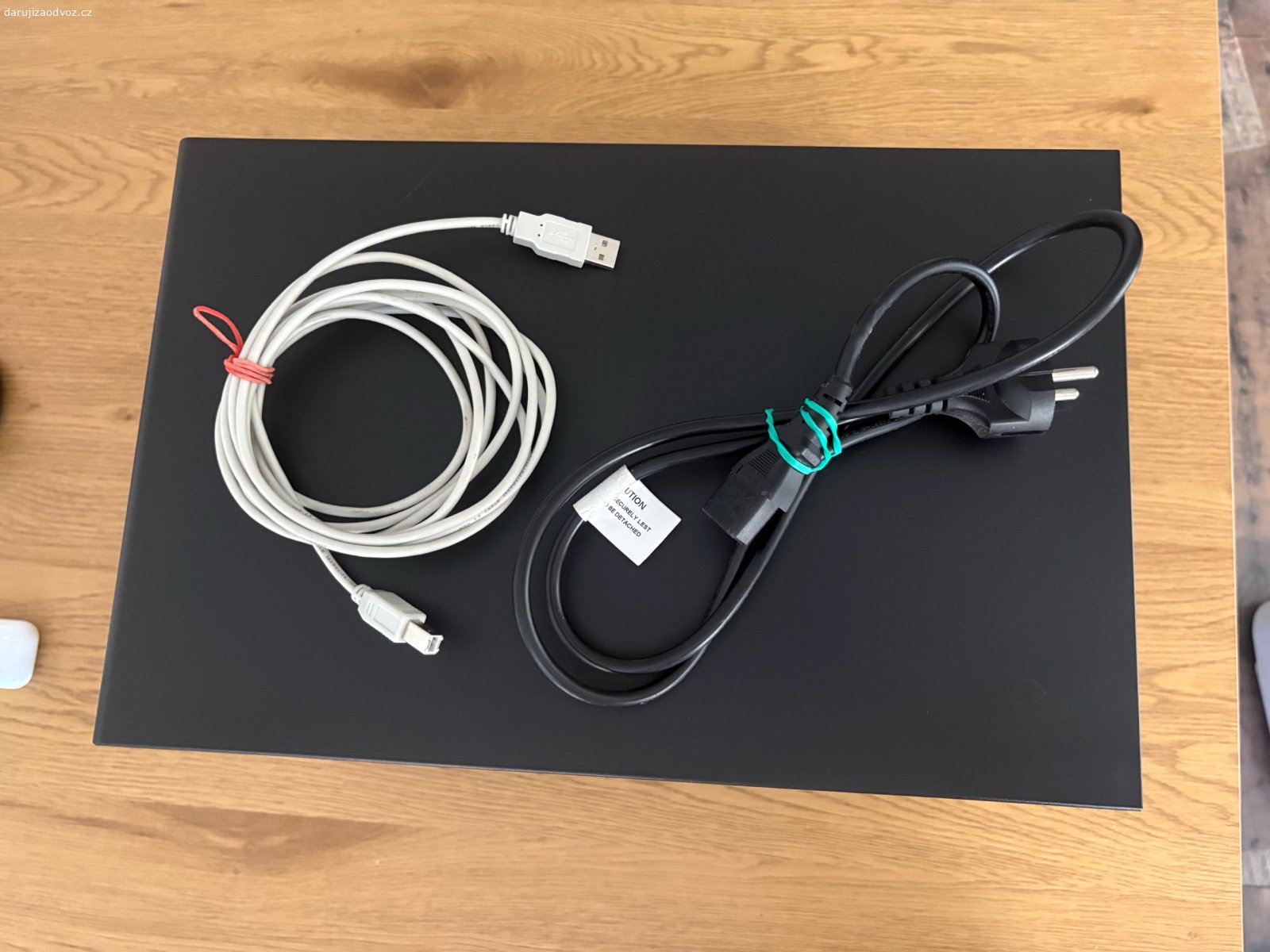 Tiskárna se skenerem. Daruji za odvoz funkční tiskárnu se skenerem včetně nedávno kupovaného toneru. S kabelem do elektřiny a USB kabelem