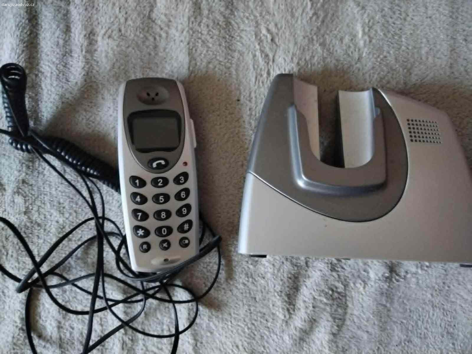 Tlačítkový telefon na pevnou linku- se šňůrou. Nový telefon k pevné lince - jednoduchý typ telefonu s moderním designem. K odvozu Praha 10-Strašnice, jestli chcete něco přinést, tak třeba čokoládu Milka, není podmínkou.
Telefon je SE ŚŃŮROU!!!!
VOLEJTE PROSÍM, NEBO PIŠTE EMAIL
Paměťové tlačítko posledního hovoru.

Funkce vypnutí mikrofonu.

Tlačítko zvyšování a snižování hlasitosti volacího tónu.

Kartička s napsanými tel. čísly se vkládá pod display, který je podsvícený.

Držák na telefon.