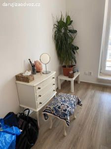 Toaletní stole a židlička