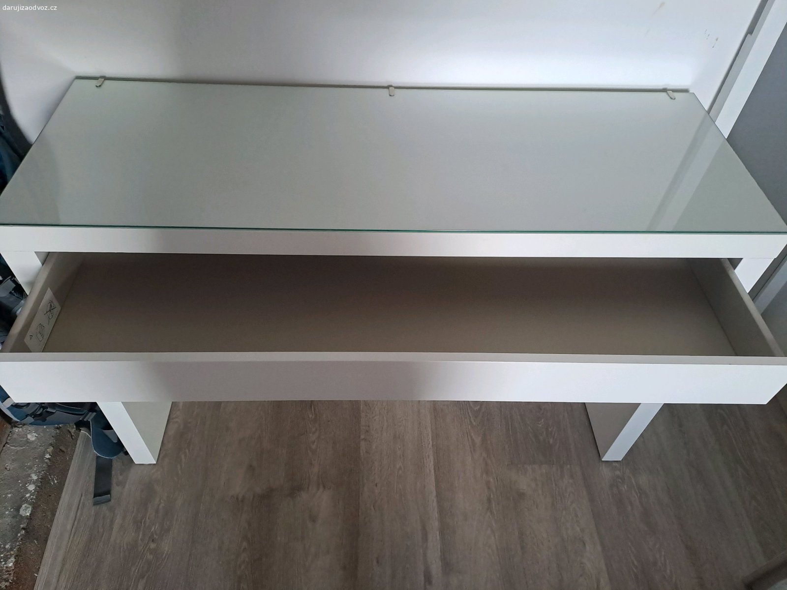 Toaletní stolek MALM IKEA. Daruji toaletní stolek se skleněnou deskou. Řada MALM z IKEA. Rozměry a více informací: https://www.ikea.com/cz/cs/p/malm-toaletni-stolek-bila-10203610/