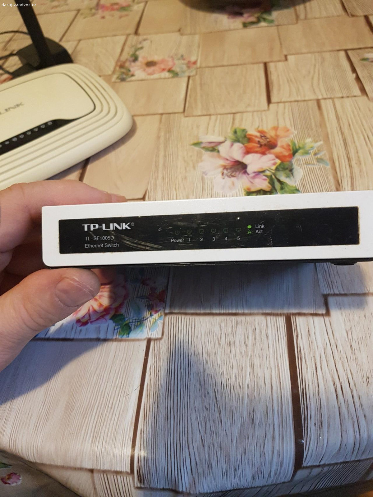 Tp-Link switch. Daruji TP-Link switch víc na fotce.Neodesilam,os.prevzeti.