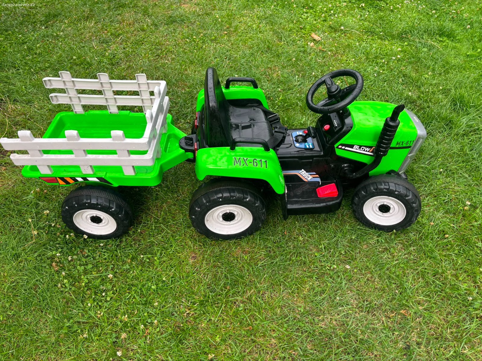 Traktor. Traktůrek s přívěsek + nabíječka + ovladač 
Má něco za sebou, ale je funkční