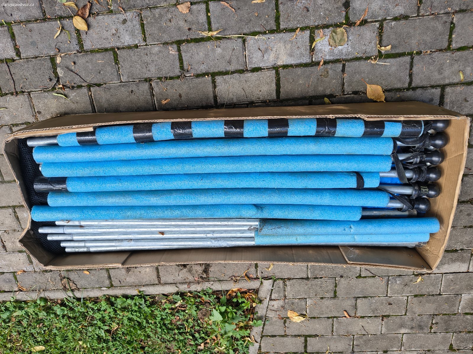 Trampolína 183cm. Přenechám za odvoz trampolínu v opotřebovaném stavu. Některé kovové součásti jsou rezivé, ale zatím je všechno funkční. Je potřeba sešít některé popruhy na síti. 

Bohužel foto aktuálního stavu sestavené trampolíny nemám k dispozici.

Jen osobní odběr.