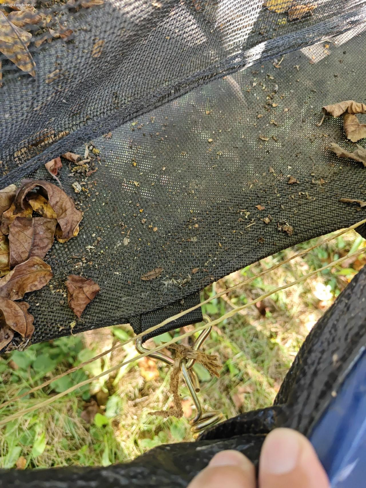 Trampolína 3m šířka. Trampolína je plně funkční, drobná oprava je nutná - přetržený provázek, který drží boční síťku.