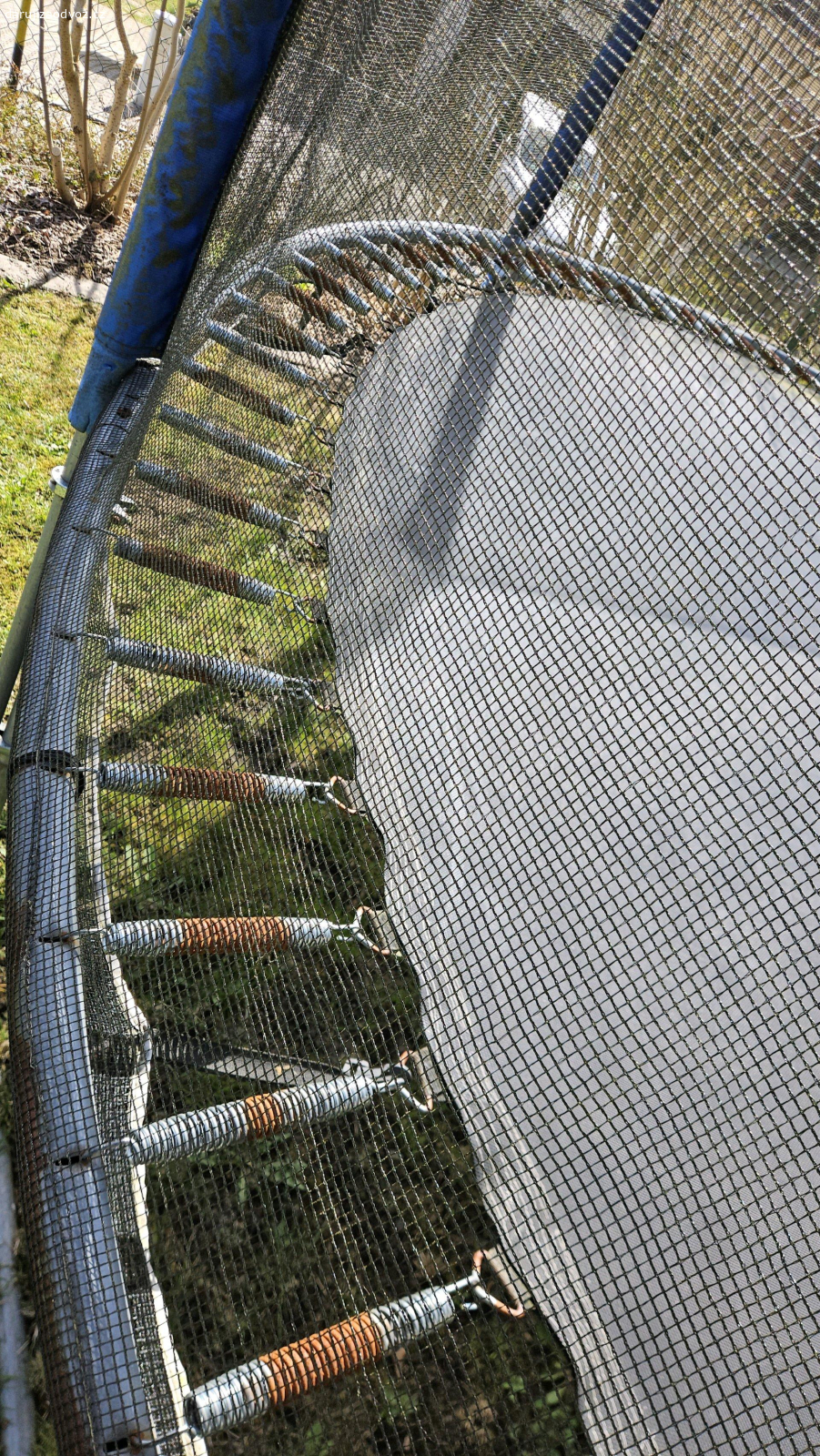 trampolína 4m. Daruji trampolínu. 6 prasklých ok na pružiny. pomůžu naložit