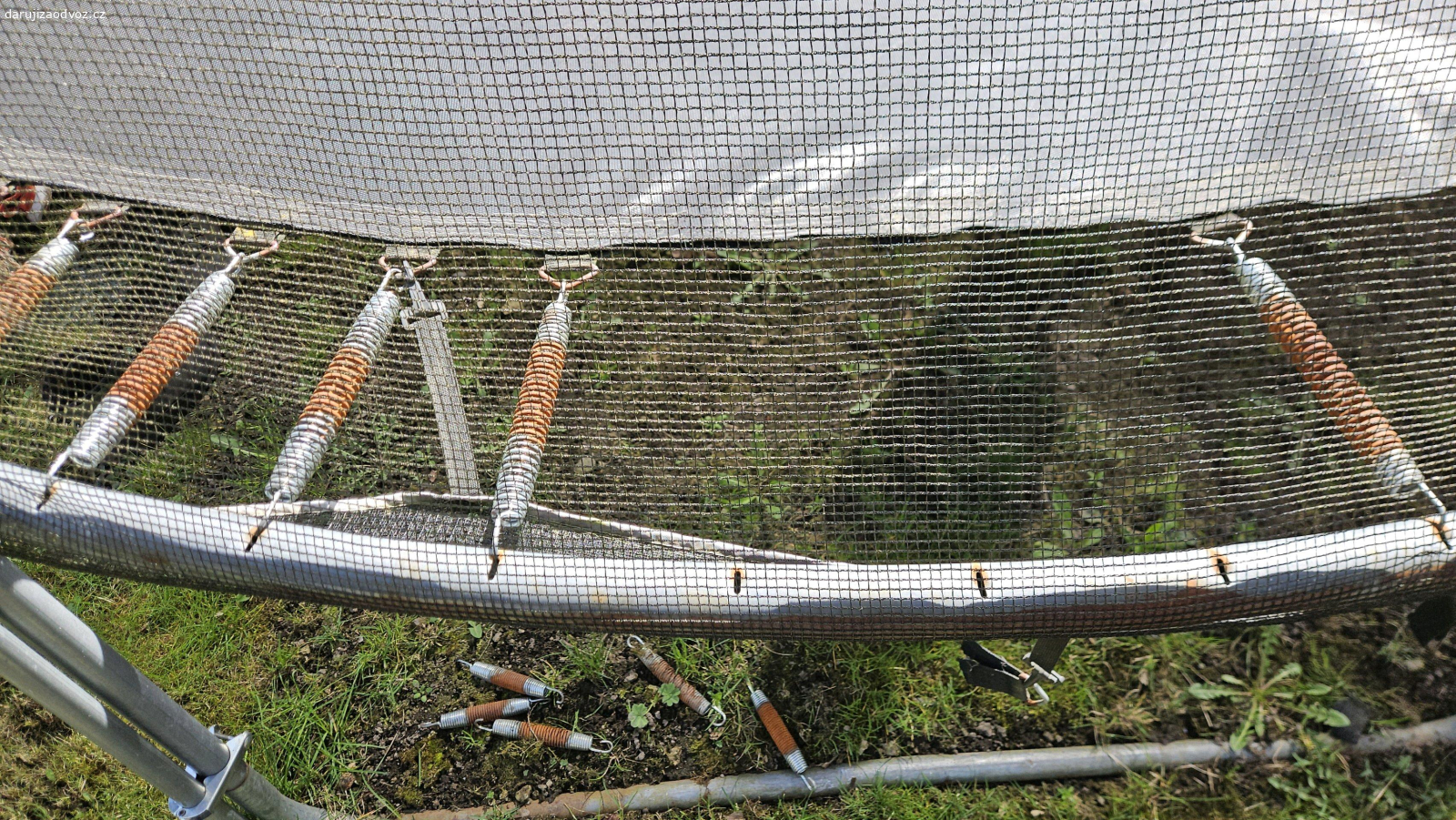 trampolína 4m. Daruji trampolínu. 6 prasklých ok na pružiny. pomůžu naložit