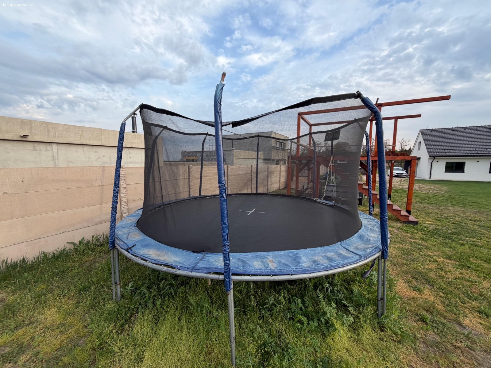 Trampolina Marimex 427cm. Trampolina Marimex 427cm, včetně náhradních dílů. Po zimě jsme zjistili poškození uchycení na jedné straně dopadové plochy. Je třeba zašít a znova vypnout. Trampolínu je nutné před odvozem rozebrat.