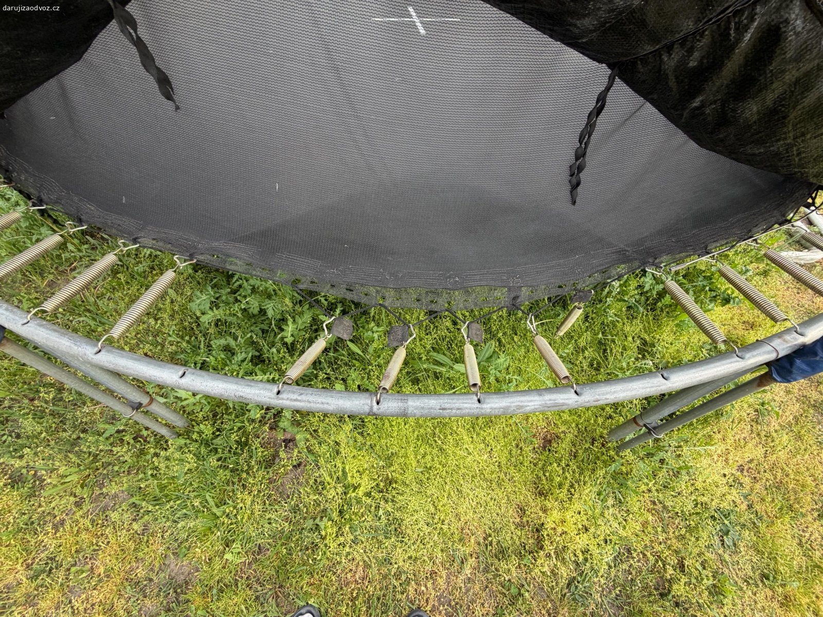 Trampolina Marimex 427cm. Trampolina Marimex 427cm, včetně náhradních dílů. Po zimě jsme zjistili poškození uchycení na jedné straně dopadové plochy. Je třeba zašít a znova vypnout. Trampolínu je nutné před odvozem rozebrat.