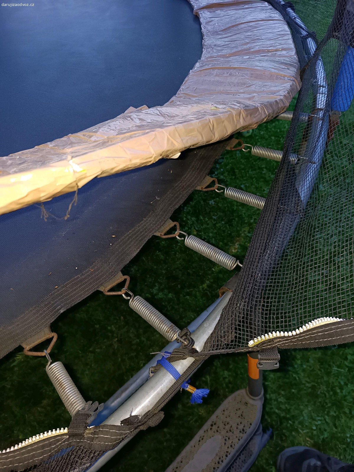 Trampolína (průměr 2,5 m). Daruji za odvoz trampolínu včetně sítě (v pořádku, jen se rozjíždí zip dveří, takže nejde zavřít, my je máme stále otevřené - může hrát roli u malých dětí) a schůdků, průměr skákací plochy je 240 cm + okrajový límec 2x cca 20 cm (je oblepen izolepou, protože byl potrhaný, ale na funkčnost to nemá vliv).

V současnosti stojí na zahradě, ale překáží a již ji nevyužijeme, tak třeba někomu udělá radost.

V případě zájmu pomůžeme rozložit.