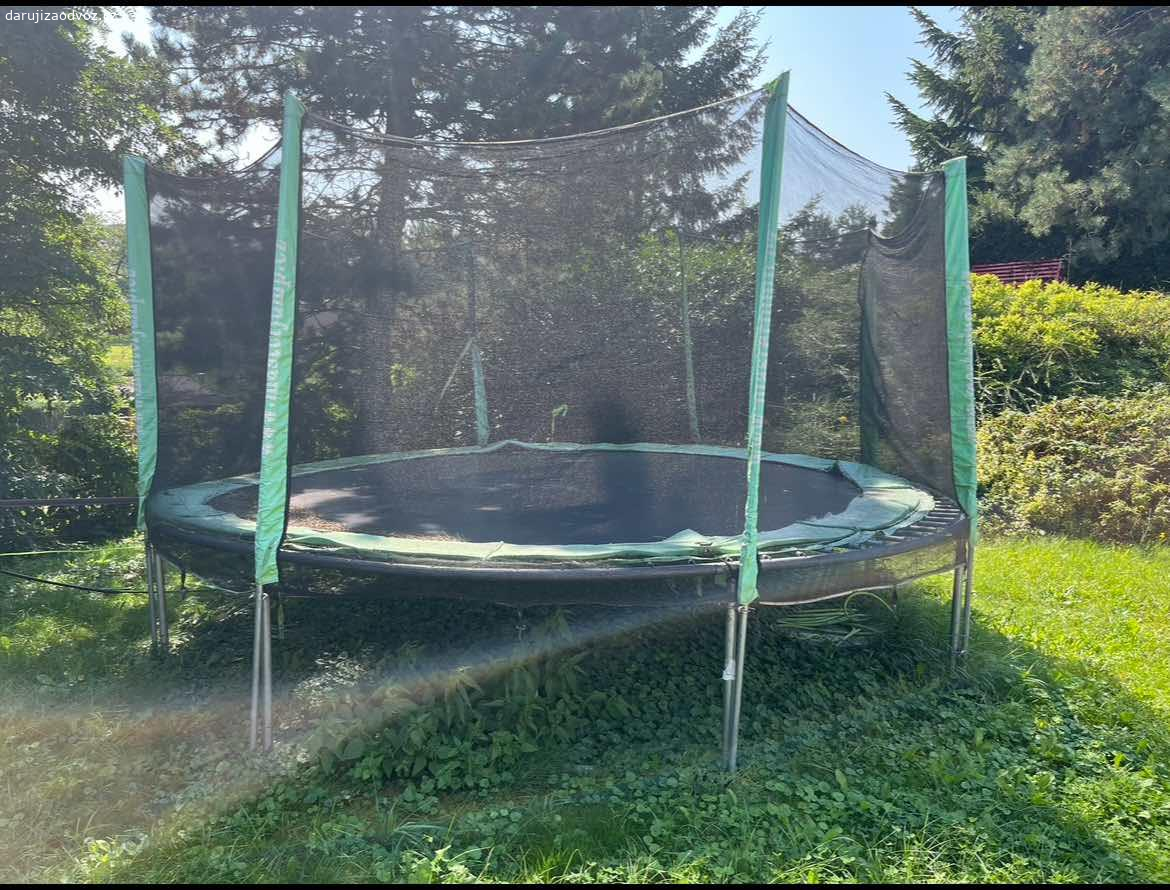 Trampolína. Daruji za odvoz trampolínu, funkční, zavazí na zahradě:)