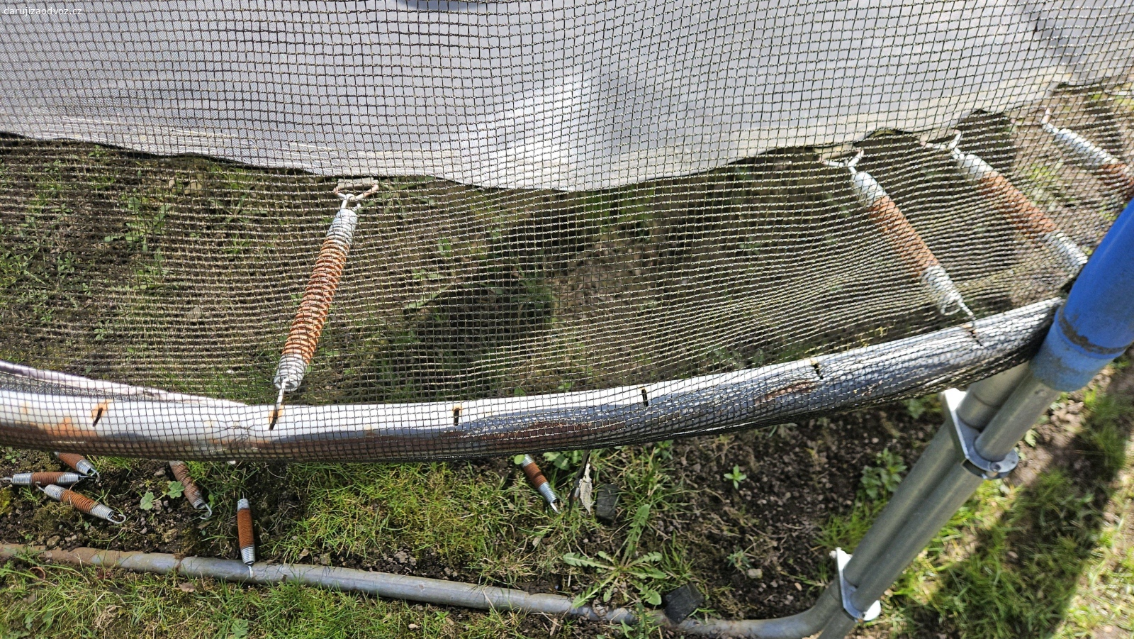 trampolína 4m. daruji trampolínu. Praskají oka na pružiny, ale na lehké dítě ještě tak sezónu vydrží. Já nemůžu uhlídat děti, aby na ní už nelezly ve větším počtu. Nutná vlastní demontáž. 4 m průměr