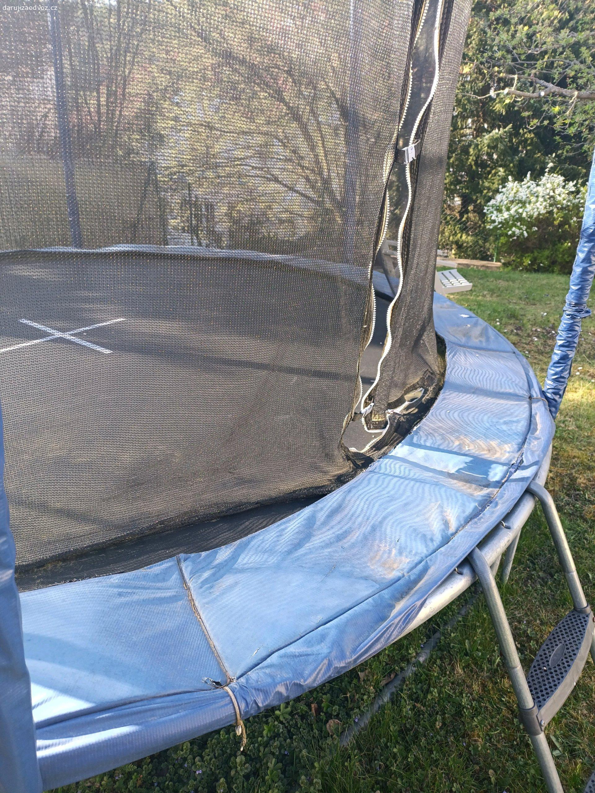 Trampolína. Starší trampolina k dalšímu použití. Rozbitý zip, ale funkční přesky.