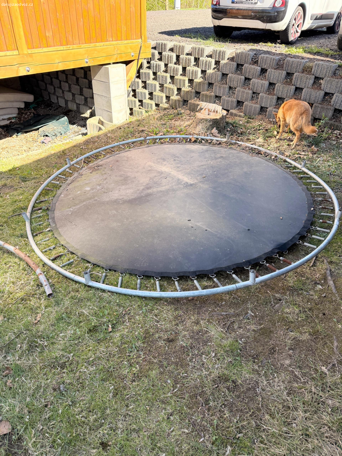 Trampolína. Zahradní trampolína za odvoz, spíše renovační stav.