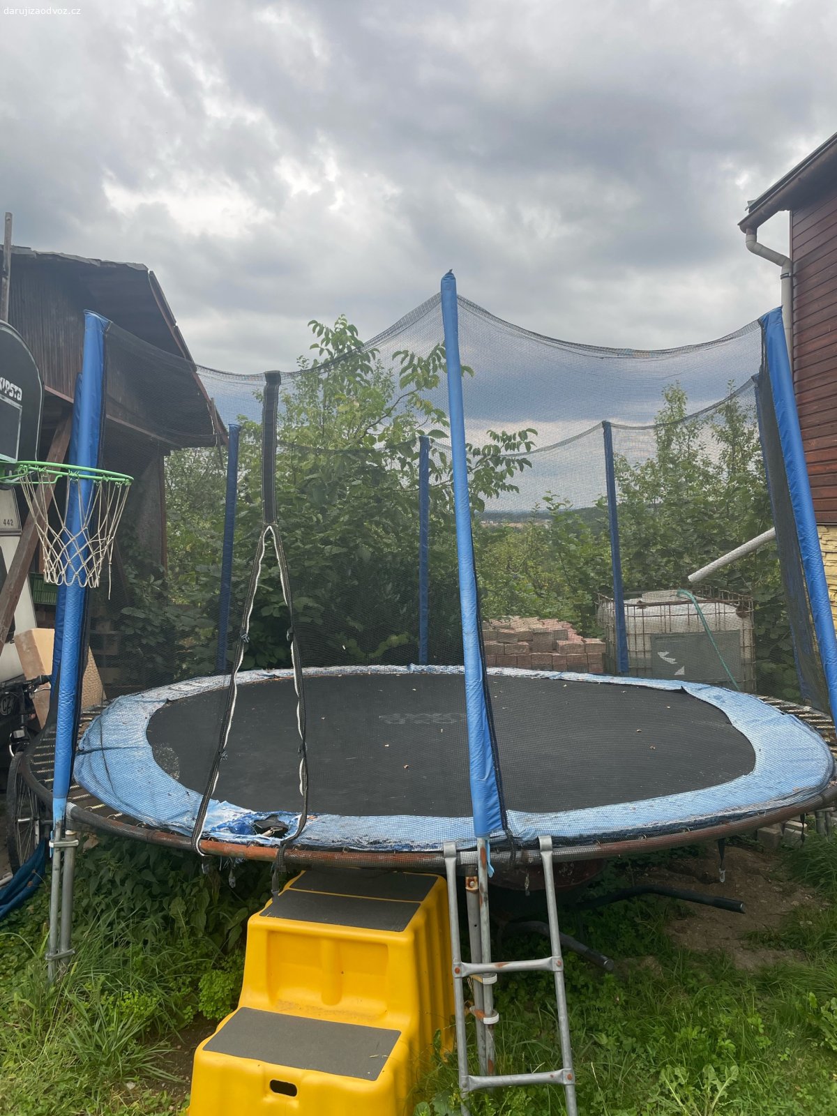 Trampolína. Trampolína v opotřebovaném stavu.
Průměr - 387 cm