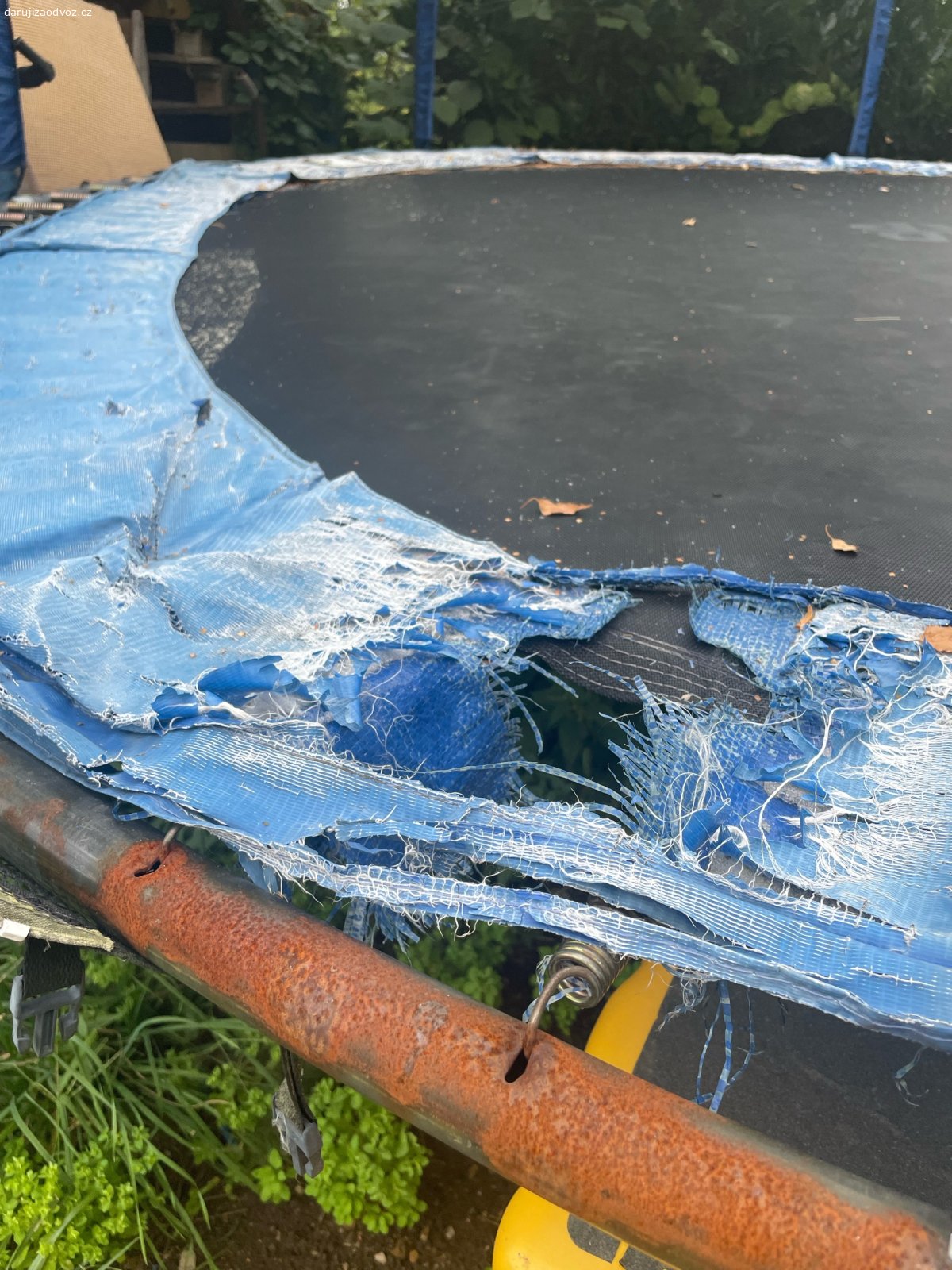 Trampolína. Trampolína v opotřebovaném stavu.
Průměr - 387 cm