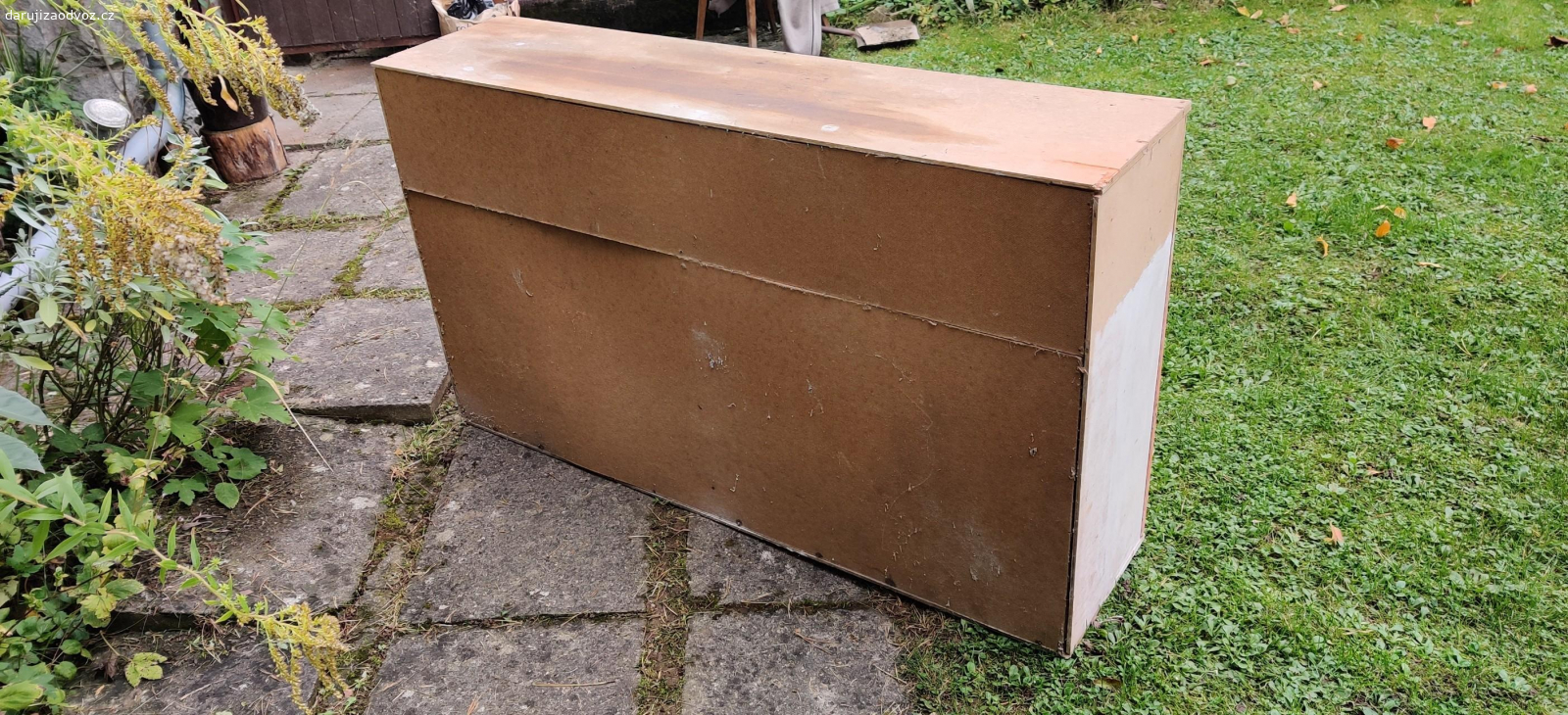 Treba do dilny, sklepa, garaze?. Drevena komoda za odvoz. Slouzila ve sklepe na kompoty. K prevzeti u obce Čím, Praha Zapad.