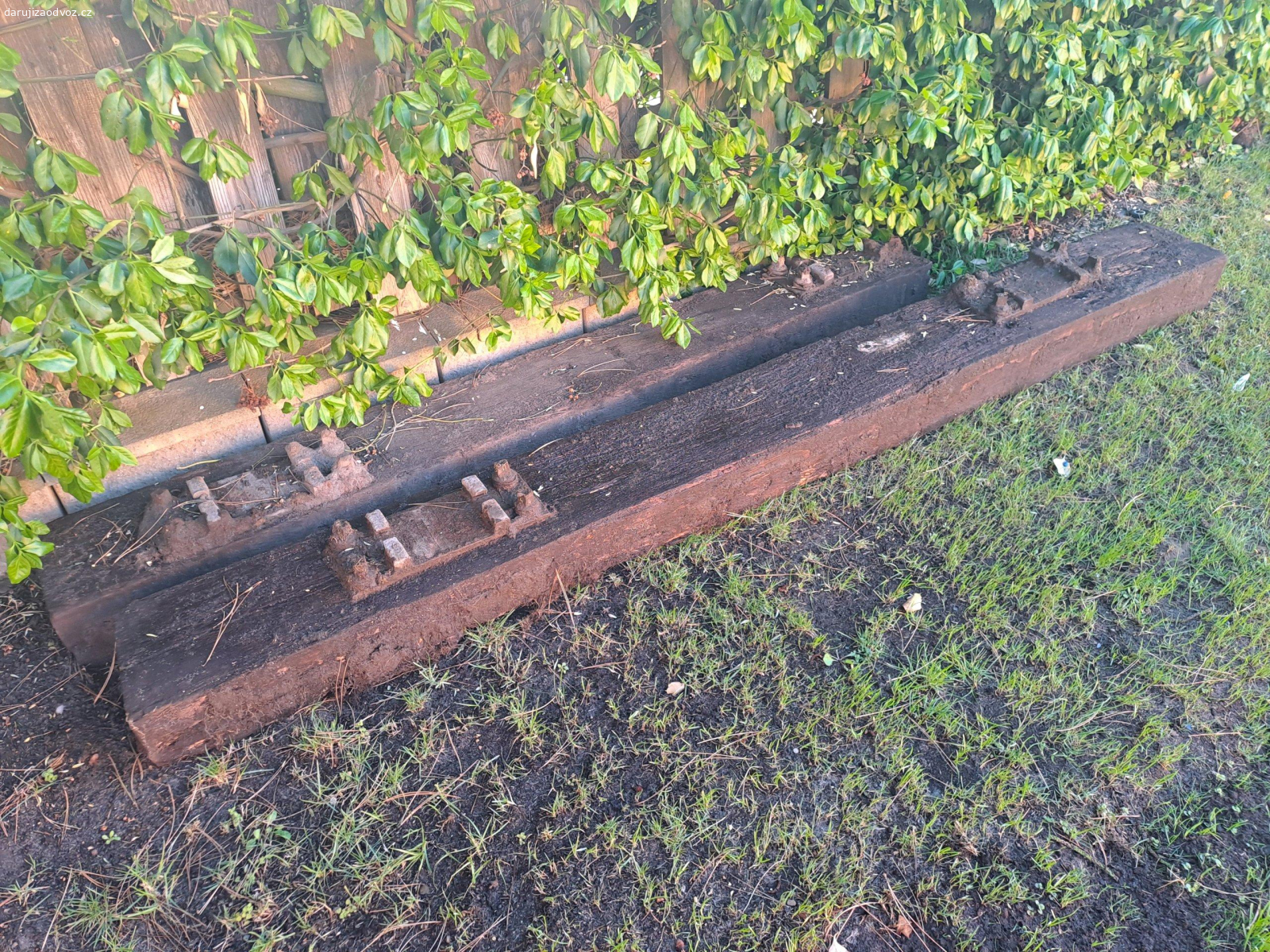 Tři pražce. Pražce jsou v dobrém stavu.
Vykopané, připravené - stačí naložit a odvézt.
ROZMĚRY PRAŽCŮ: 
- průřez: 26x15
- délky: 260cm, 260cm a 212cm
!!! NALOŽENÍ SVÉPOMOCÍ PODMÍNKOU - minimálně dva silní chlapi!!! (Pražce jsou opravdu hodně těžké.)