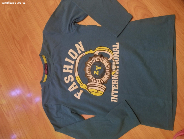 Trika a tepláky za sáček bonbonu