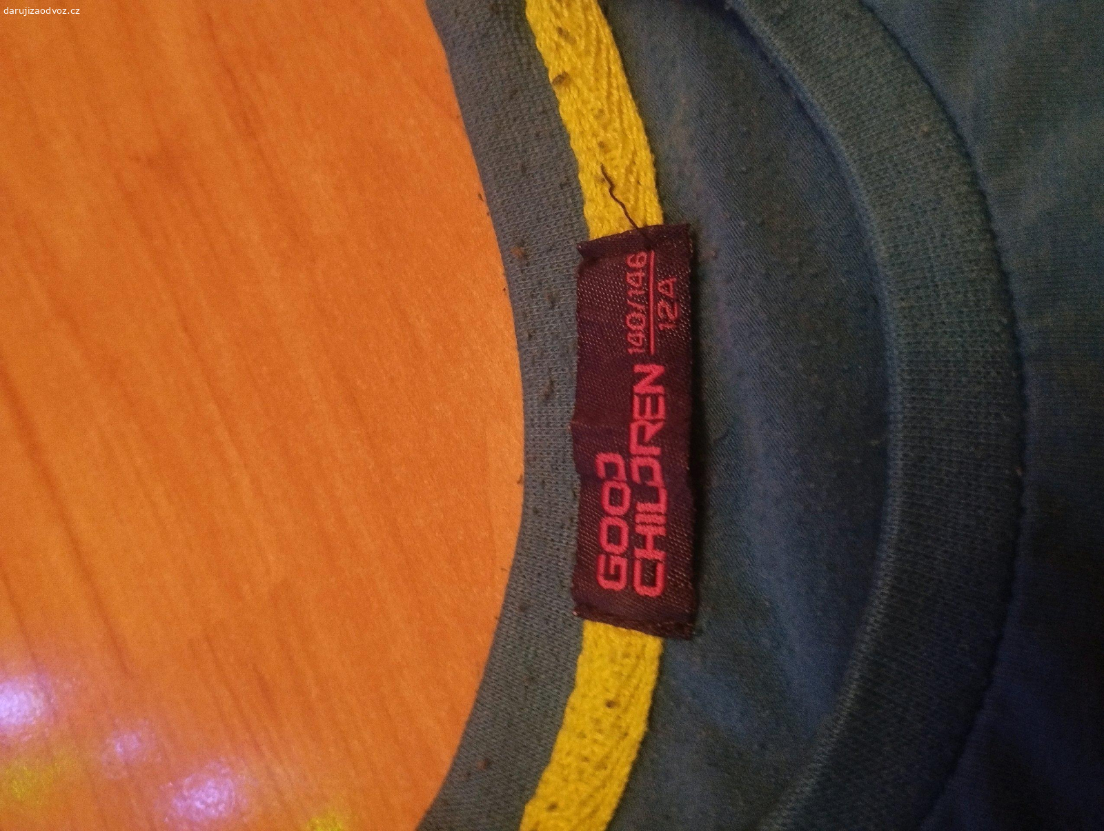 Trika a tepláky za sáček bonbonu. Vše co je na fotu za bonbóny.Dekuji